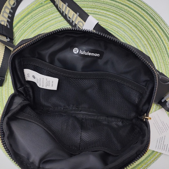 Lululemon Everywhere Crossbody Belt Bag Wordmark Black/Gold - Picture 4 of 5
